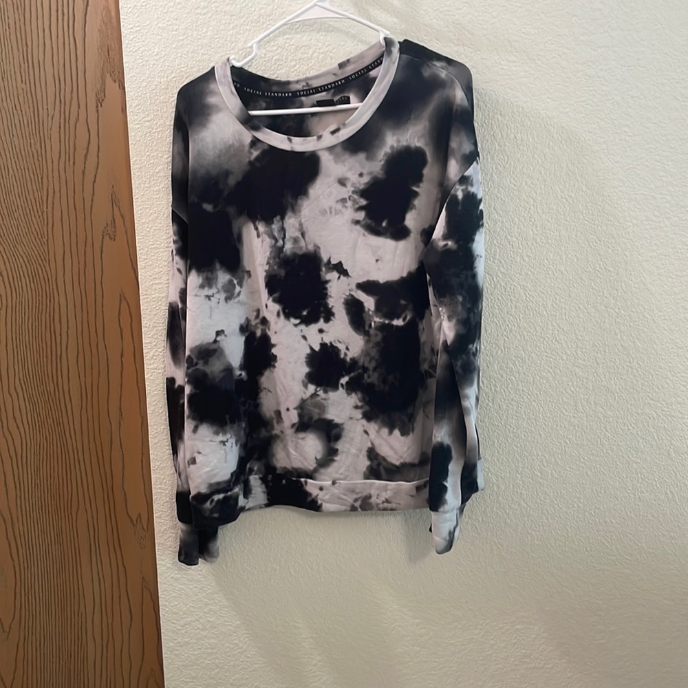 social standard black and white long sleeve L